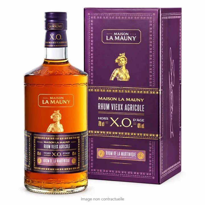 Rhum vieux La Mauny XO hors d’âge sur fond blanc