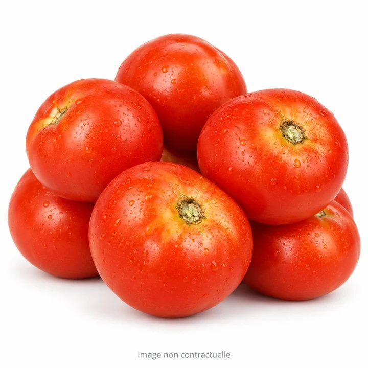 Tomates rouges fraîches sur fond blanc