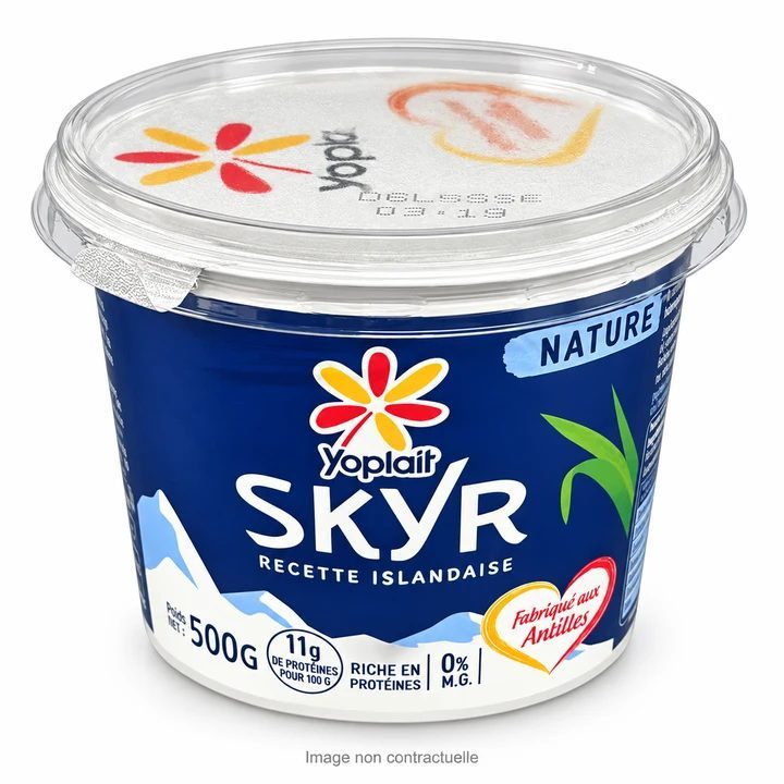 Skyr nature Yoplait 500 g sur fond blanc